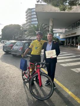 Trenutek izmenjave daril in izreka dobrodoščice.